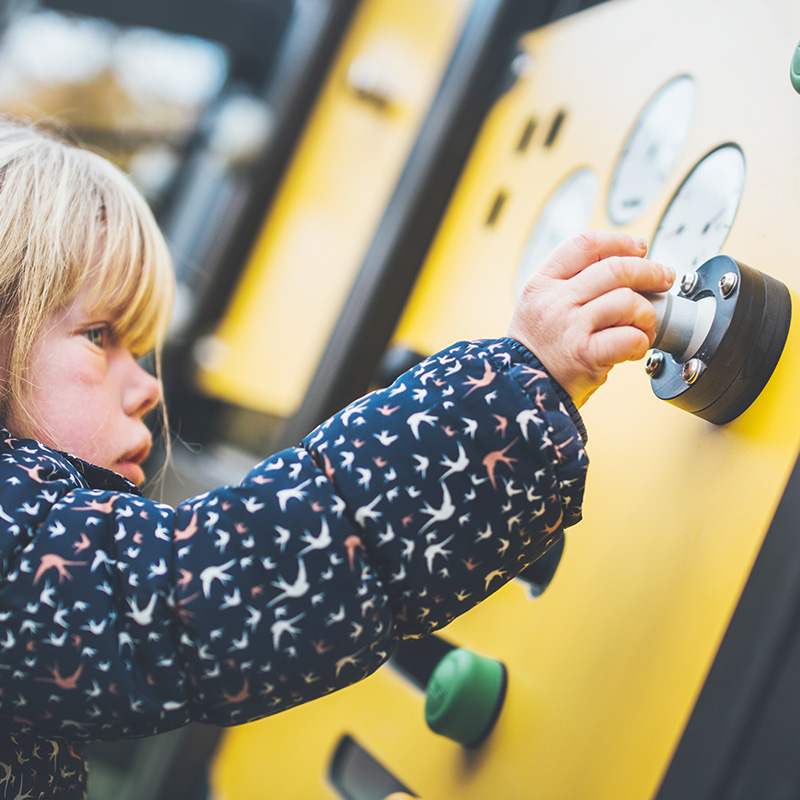 Lappset inclusivedesign sensory play 800x800 Flicka leker med en lekpanel