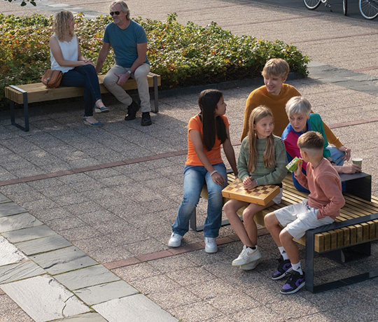 Barn och vuxna på två momentumbänkar 540x460 Barn och vuxna på två momentumbänkar