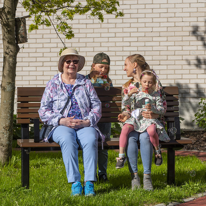 Park Place Senior bench has two hand rests, and the sitting position is straighter than the basic model, assisting older people in sitting down and getting up easier. 