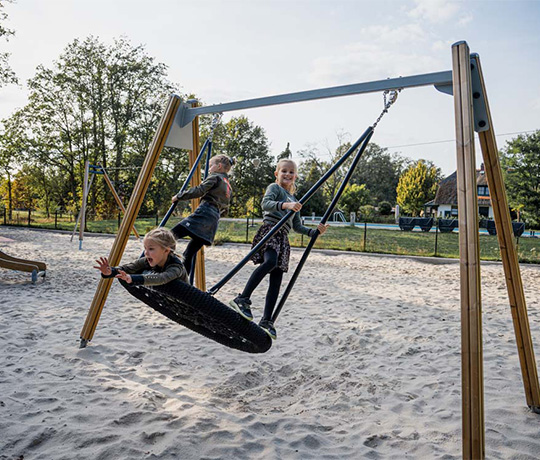 Kattenbergse Hoeve Markelo-39 Children swinging on Flora Natural Tone nest swing | Markelo, The Netherlands