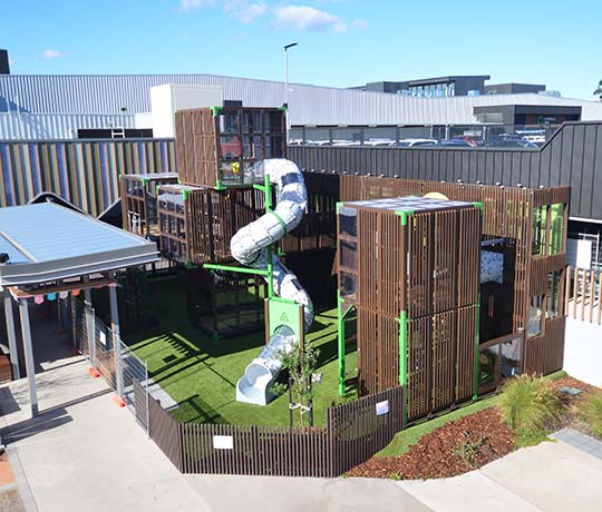 Skreddersydd vertikal labyrint med Cubic i Karingal Hub kjøpesenter lekeplass i Australia Lekeplassen Karingal Hub Happy Camp i Australia