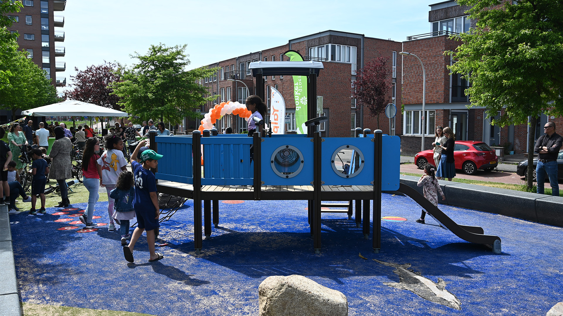 Katschiplaan 2 Children playing on Lappset playground equipment | Katschiplaan, The Hague, NL | Lappset Nederland