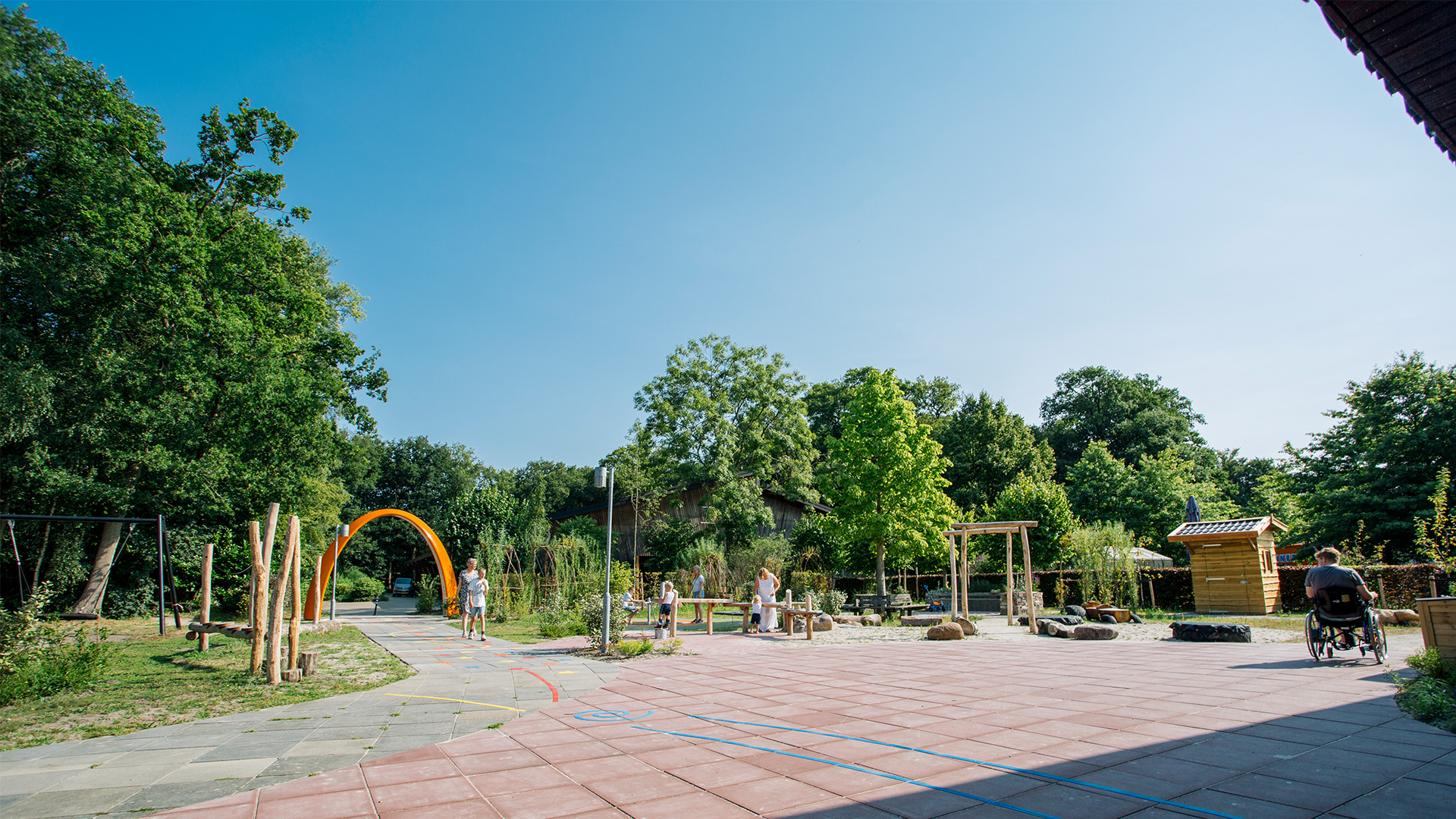1474 NL Sona Ronald McDonald Hoeve 2022-752 Families playing in the inclusive experience garden at Ronald McDonald Hoeve