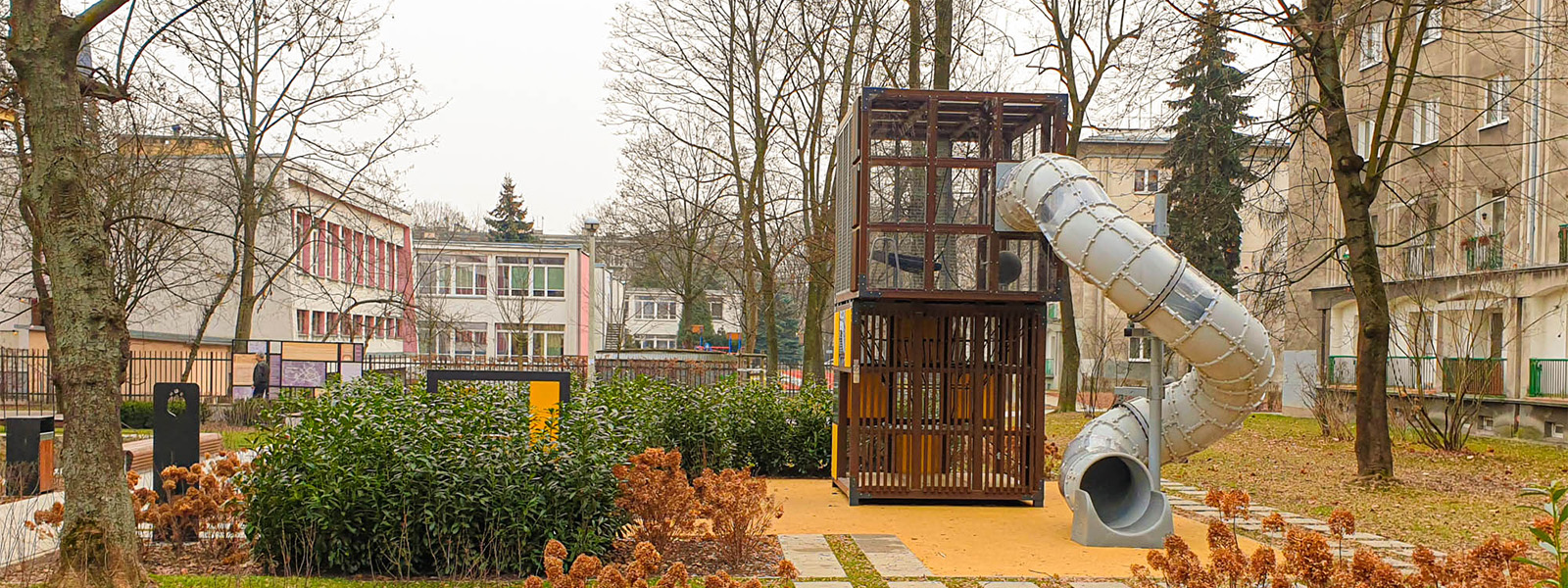 Full bredde Halo-kubisk-Polen En lille park midt i Krakow i Polen