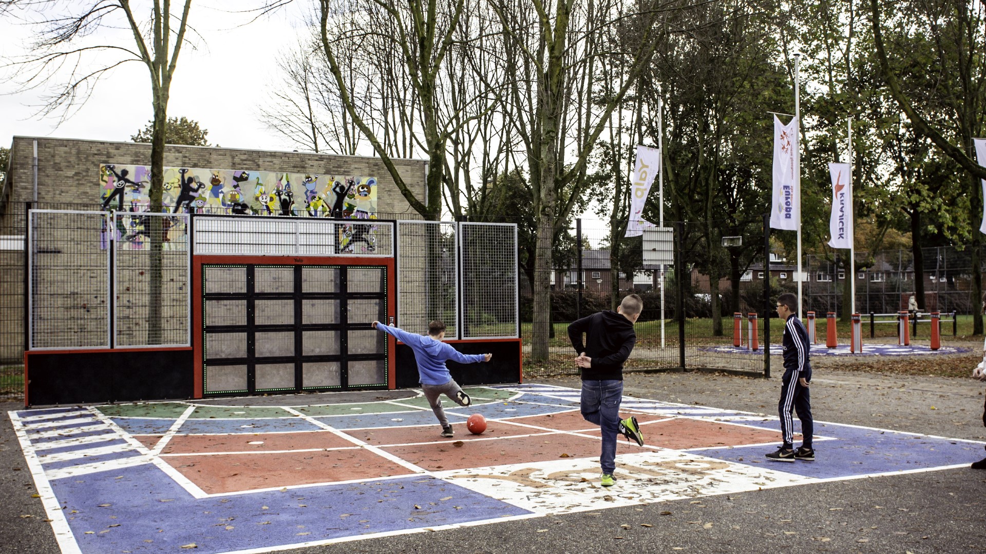 1154-NL-Sutu-Speeltuin Boswinkel-2019-005 Children playing on the Lappset Sutu at the Boswinkel playground. Enschede, The Netherlands.