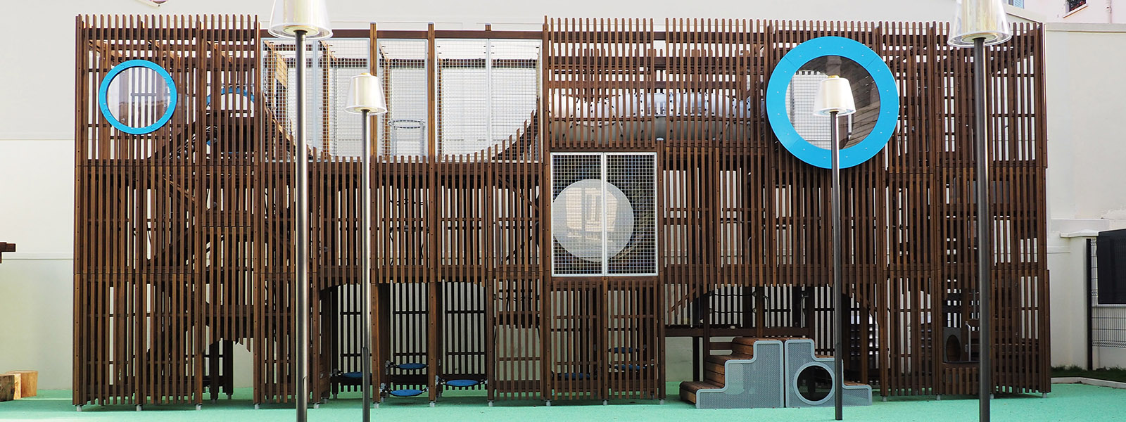 Vertical Maze-leikkipaikka sijaitsee koulunpihalla Pariisissa