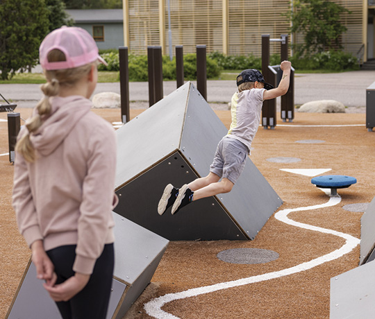 Två barn leker på parkourutrustning 540x460 text liftup shape