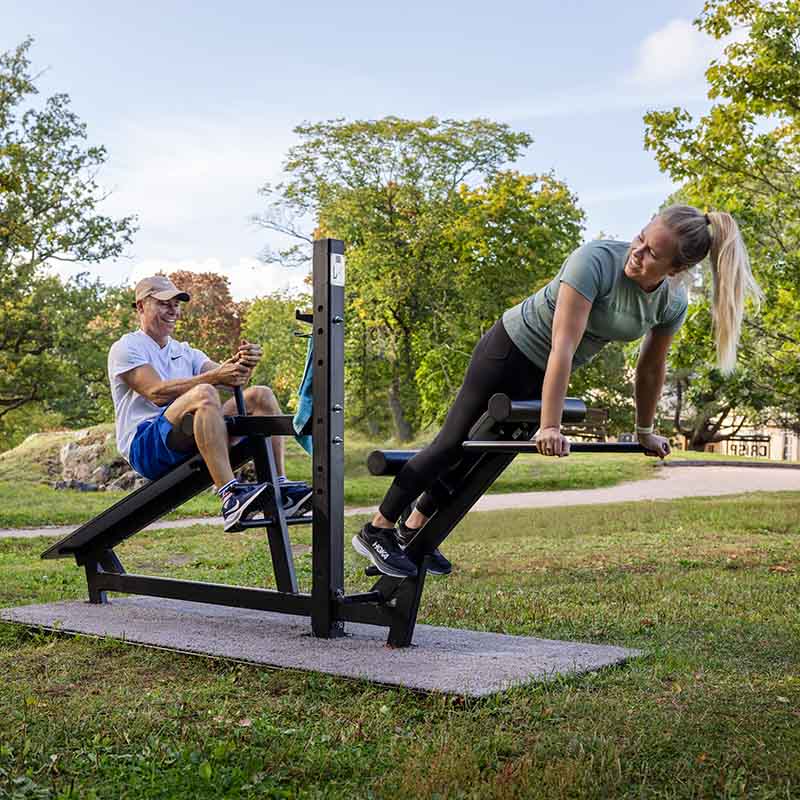 081882 SISU BACK N ABS Finland outdoor gym public park man woman couple Bring exciting opportunities for active recreation to your campsite with Lappset’s fitness and outdoor sports equipment!