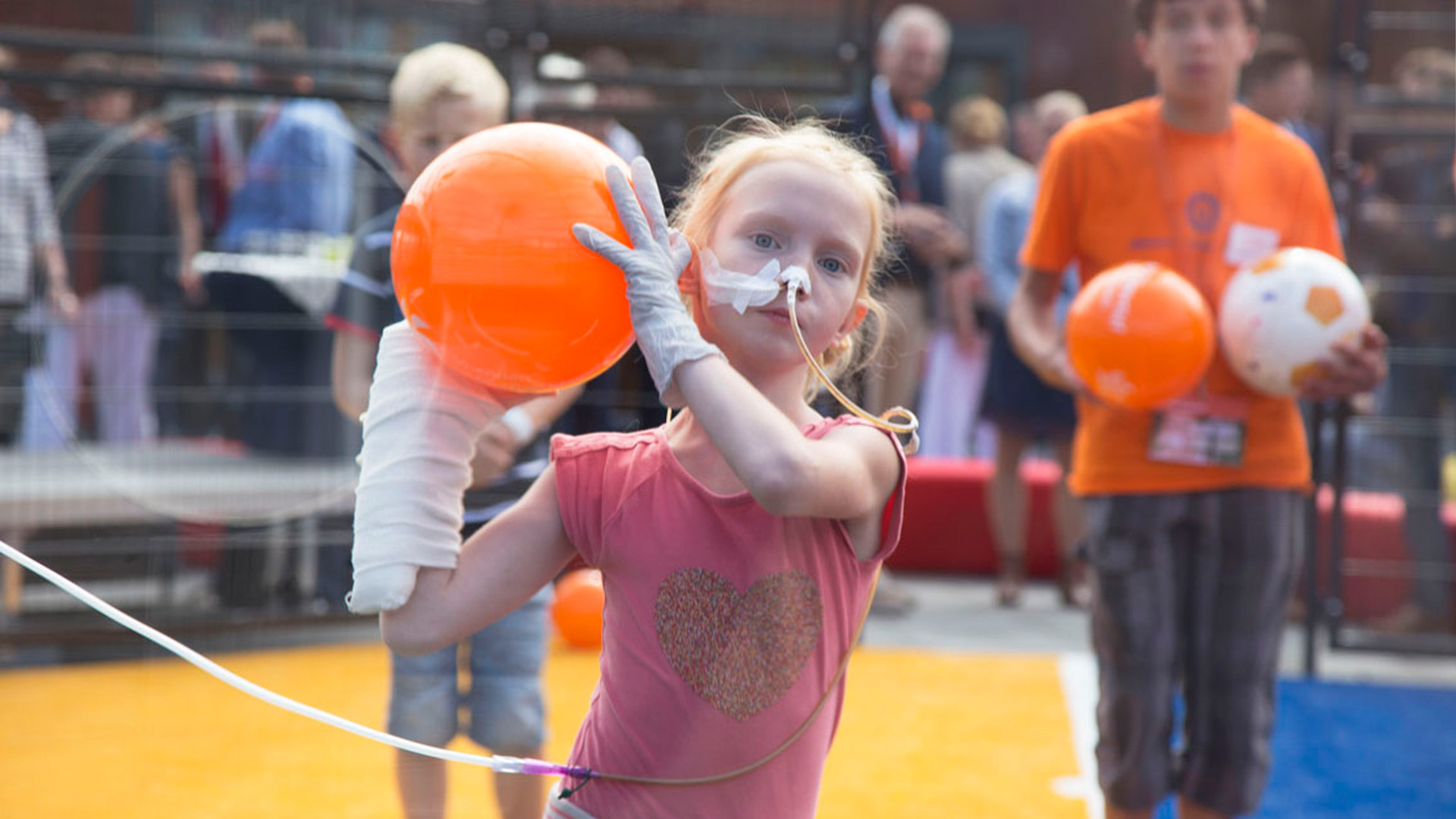 525 NL Wilhelmina+Kinderziekenhuis Child about to throw a ball at the Lappset Sutu