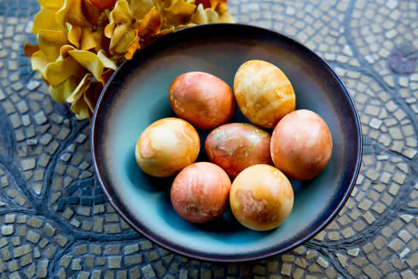 How to Dye Eggs Naturally – with Onions!