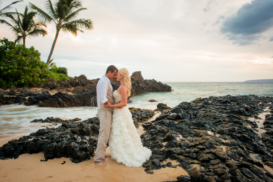 Luxus-Flitterwochen clever planen - Brautpaar auf Hawaii - Gordon Nash Photography