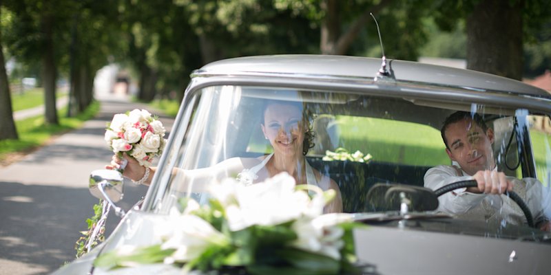blumenschmuck hochzeitsauto - marian majik photography