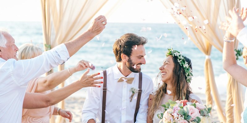 Brautfrisur Boho Blumen Im Haar Strandhochzeit Brautkleid