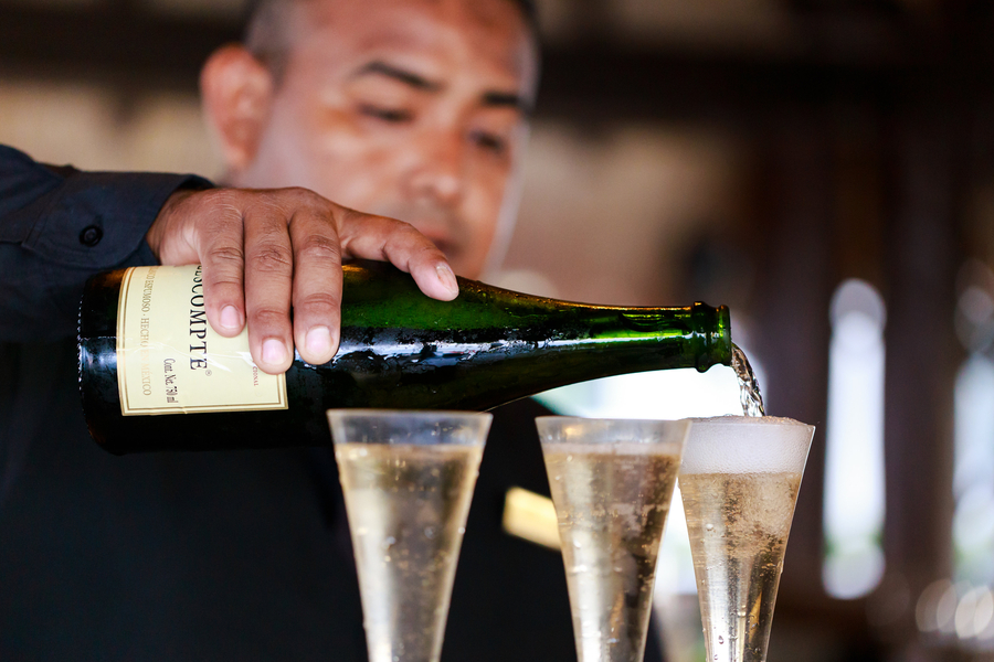 Junggesellinnenabschied in Mecklenburg-Vorpommern - Champagner wird eingegossen - Playa Weddings