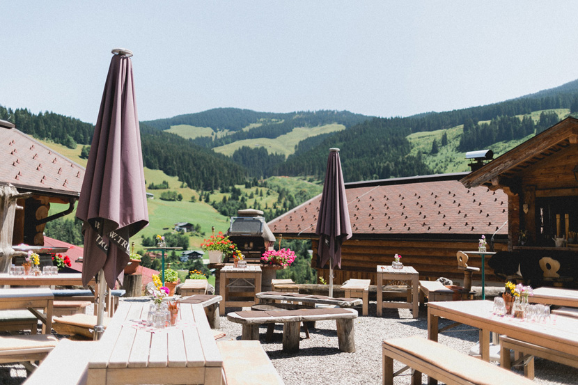 Junggesellinnenabschied in Bayern - Ausblick von der Alm auf die Berge - Mister & Misses Do Wedding Photography