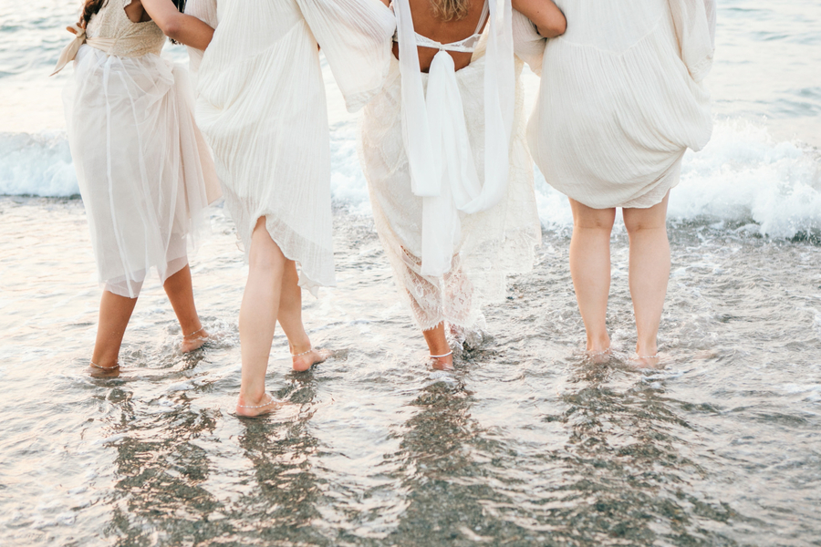 Junggesellinnenabschied Niedersachsen - Frauen am Meer in weißen Kleidern - HannaMonika Wedding Photography