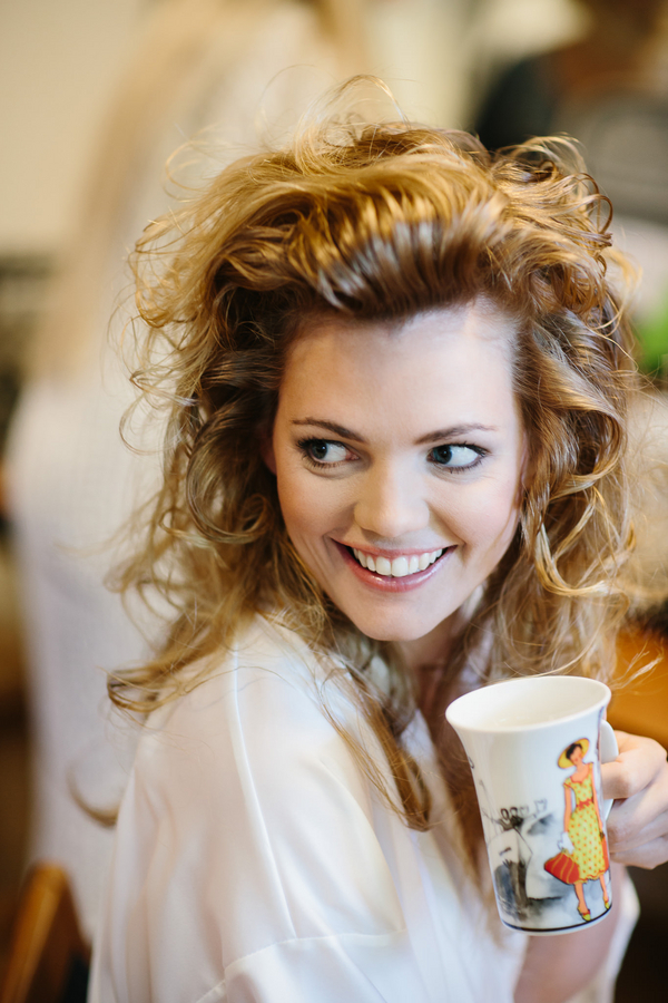 Junggesellinnenabschied Rheinland-Pfalz beim Brautstyling mit Kaffeetasse - Loke Roos Photography