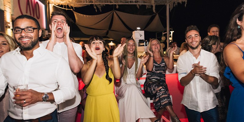 Junggesellinnenabschied Mallorca - Gruppe tanzt abends zusammen - Andreas Markakis Photography