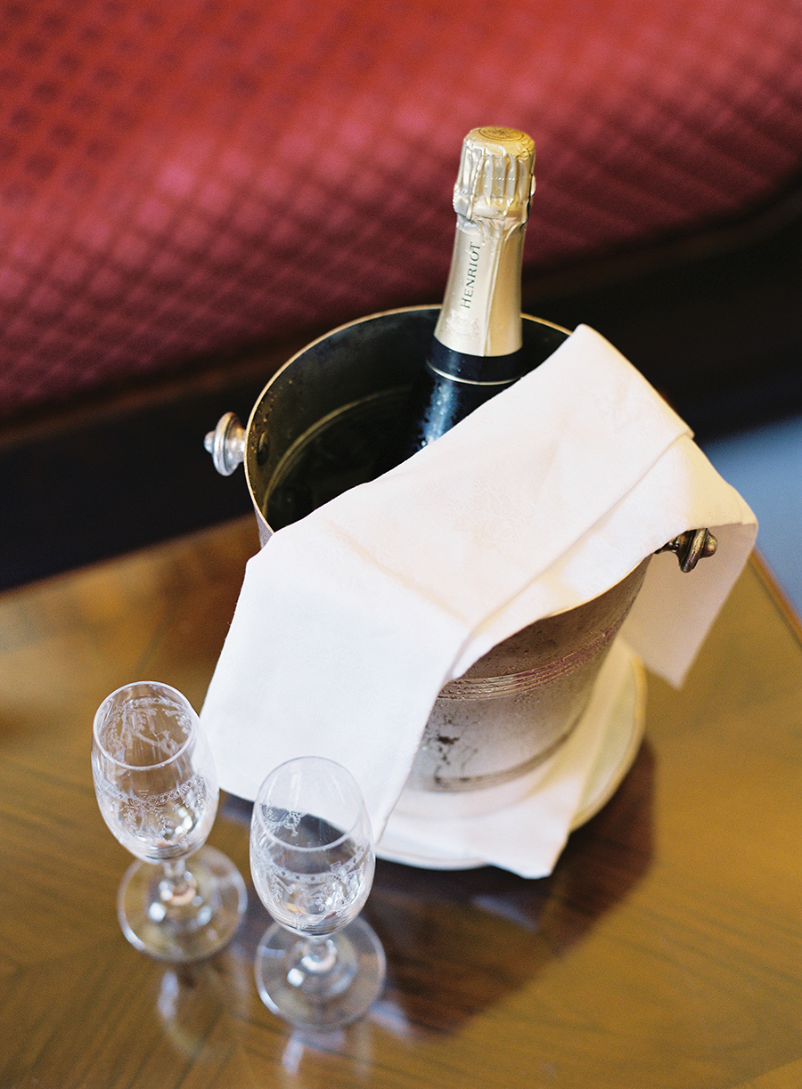 Luxus-Flitterwochen clever planen und vorbereiten - Champagner - victoria phipps photography