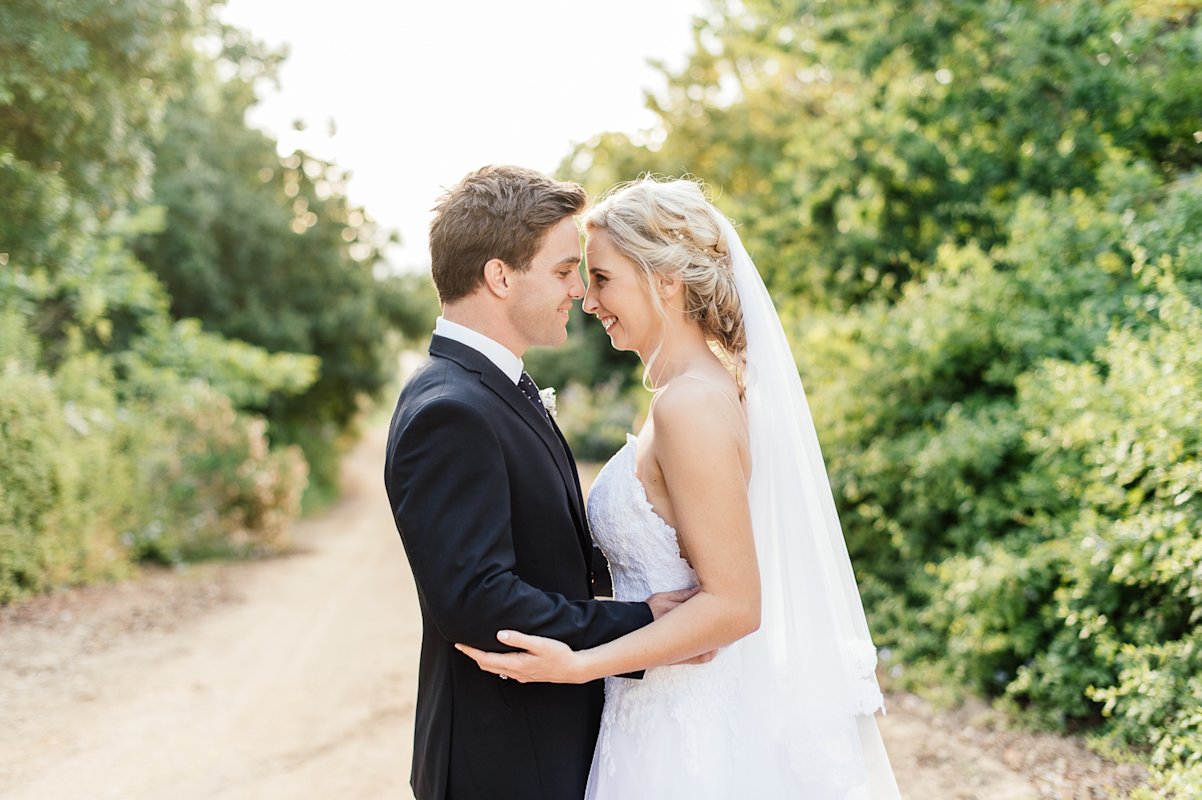 Sara und Kyle's romantische Hochzeit im Park
