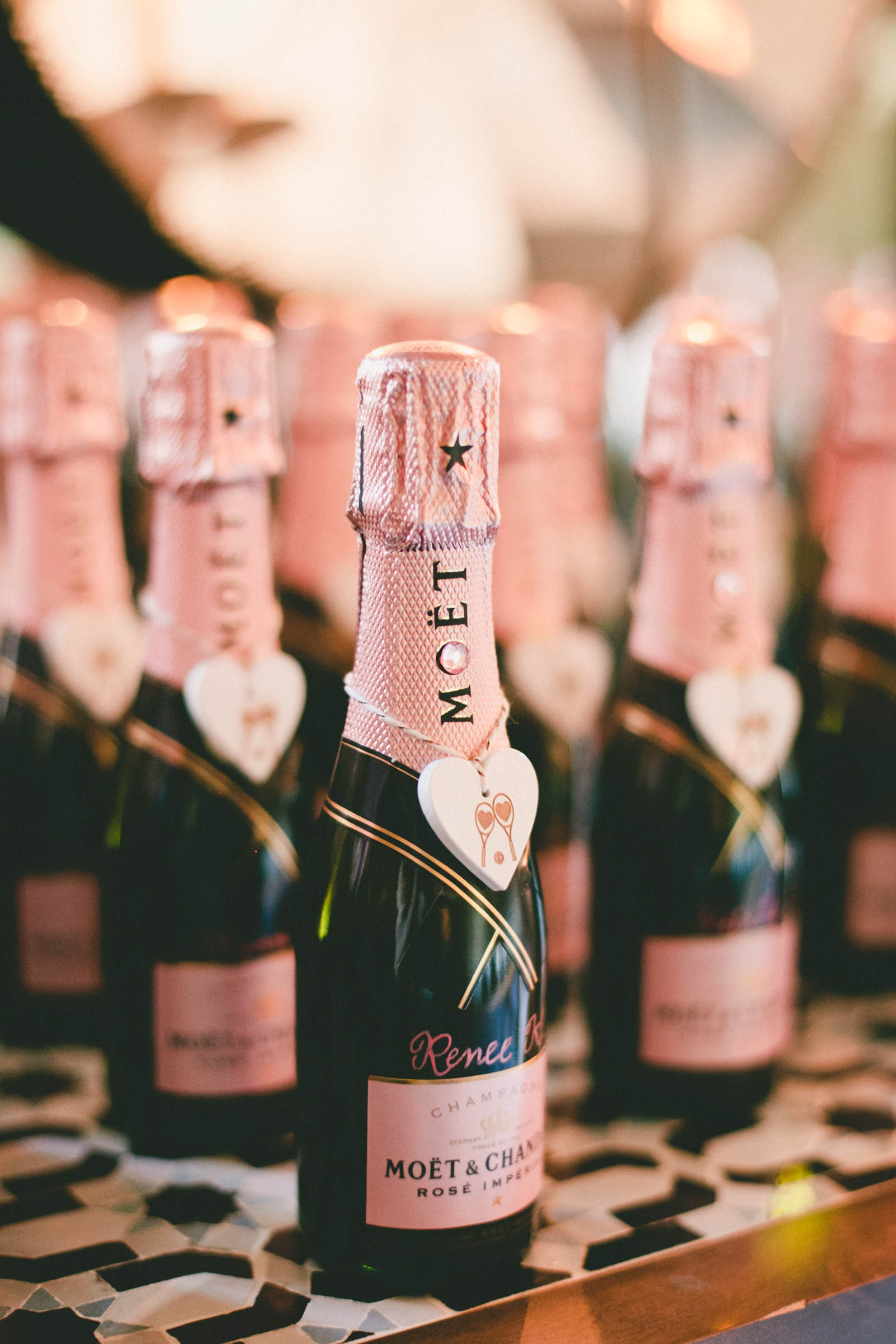 Junggesellinnenabschied in Hessen - kleine Champagnerflaschen - One Love Photography