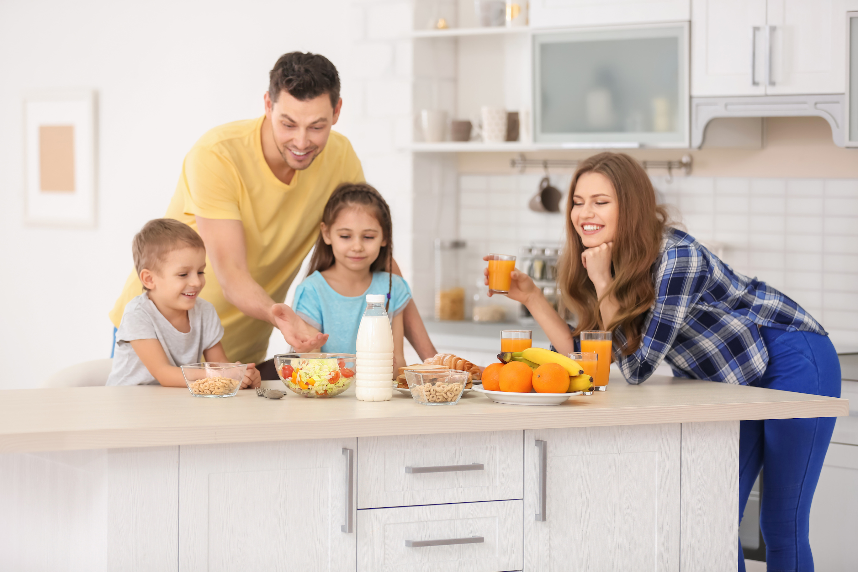 Мама на кухне на английском. Семья на кухне. Семья за завтраком. Счастливая семья на кухне. Счастливая семья завтракает на кухне.