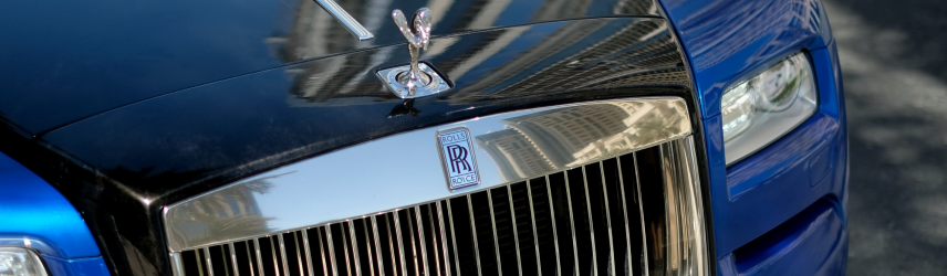 https://images.ctfassets.net/02gclfesbluk/3d1V93PjAmNWKhHZ8Kq6sl/f1a3ffdcdee6f868f7af70adf8ad6d78/img-driveway-blue_rolls_royce_emblem.png