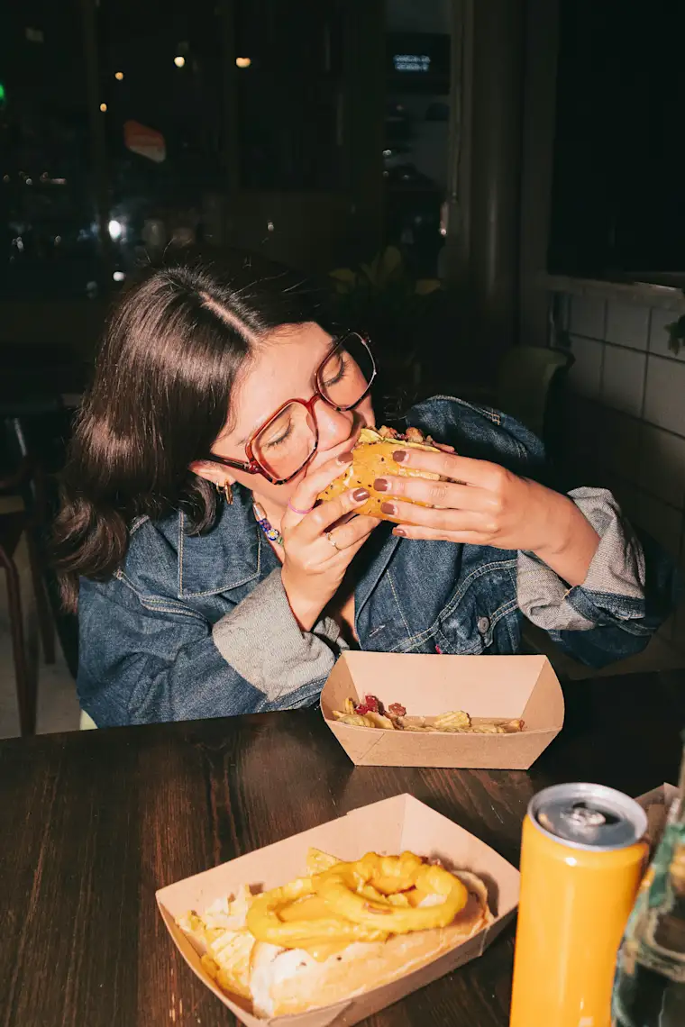 {Food and Restaurants}-{portrait}-{fastfood}-{fr}-{1}