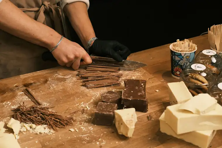Chocolate - Cutting chocolate