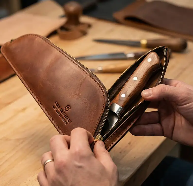 Retail-portrait-knifeshop-client opening knif