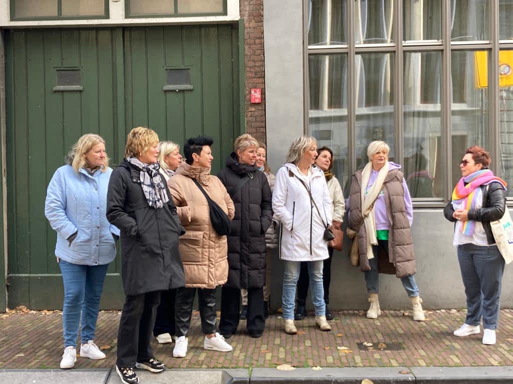 Monique Wolst geeft een stadstour door Dordrecht
