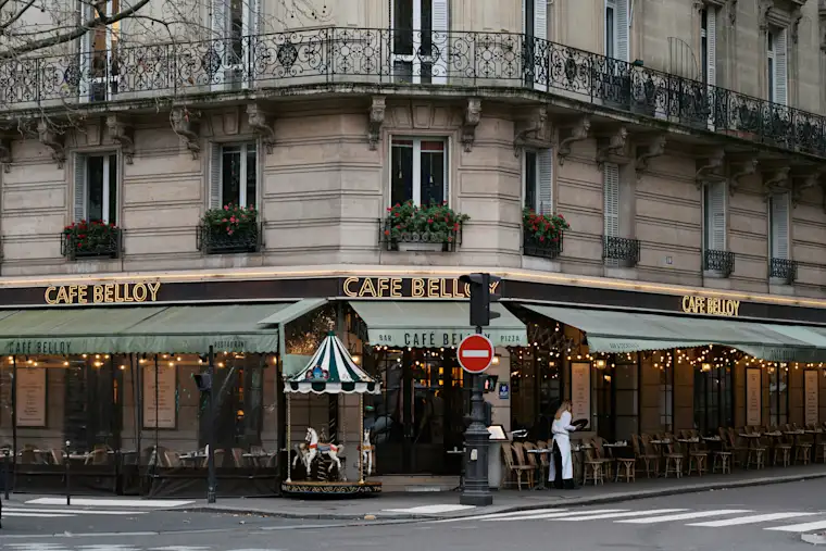 {Food and Restaurants}-{portrait}-{bar-café}-{fr}-{4}