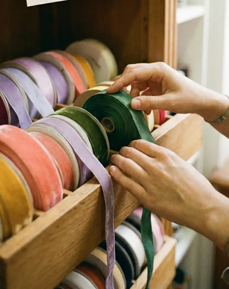 Retail-portrait - wool shop - close up hand ribbon