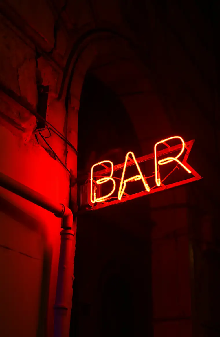 {Food and Restaurants}-{portrait}-{bar}-{fr}-{4}