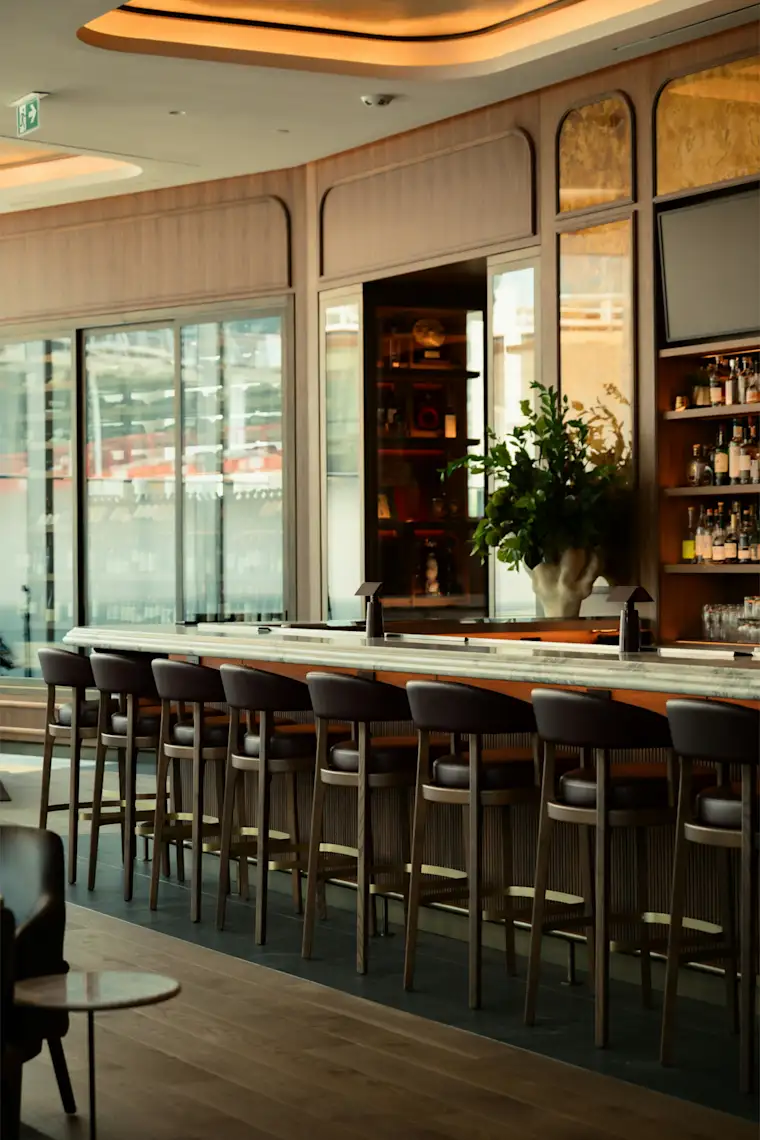 Food and Restaurants-portrait-bar-fr-empty counter