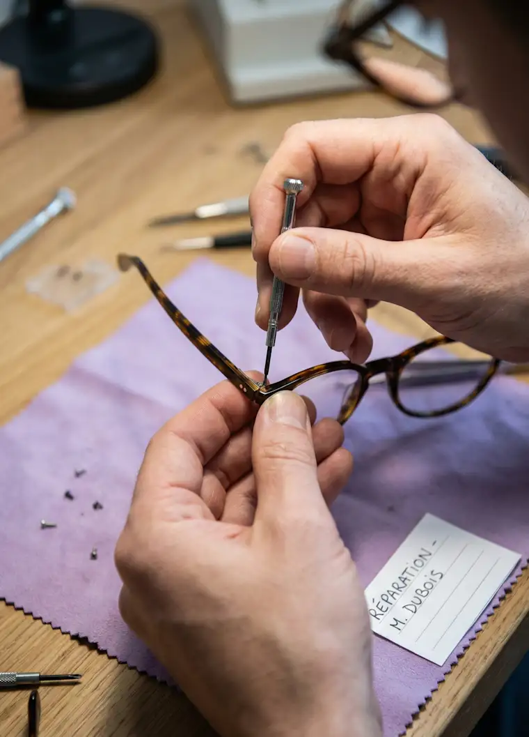 Health-portrait-optician-close up repair