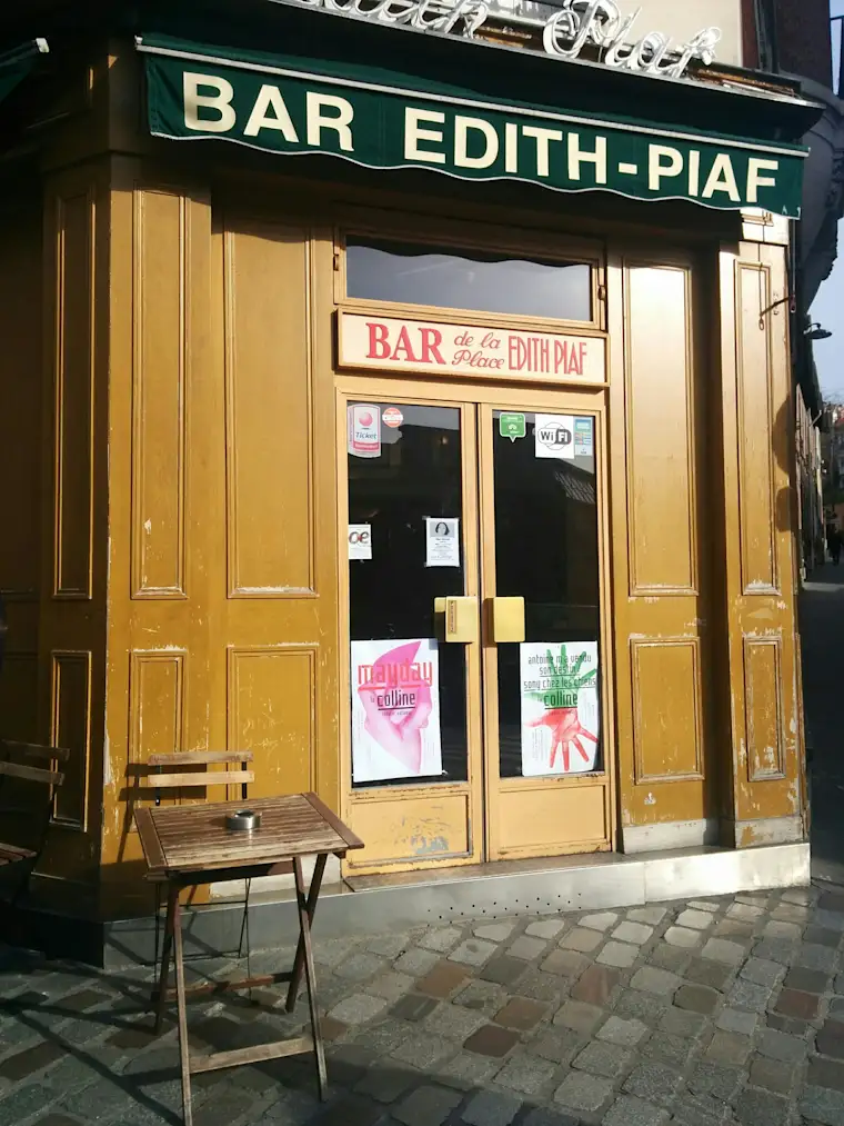 {Food and Restaurants}-{portrait}-{bar}-{fr}-{2}