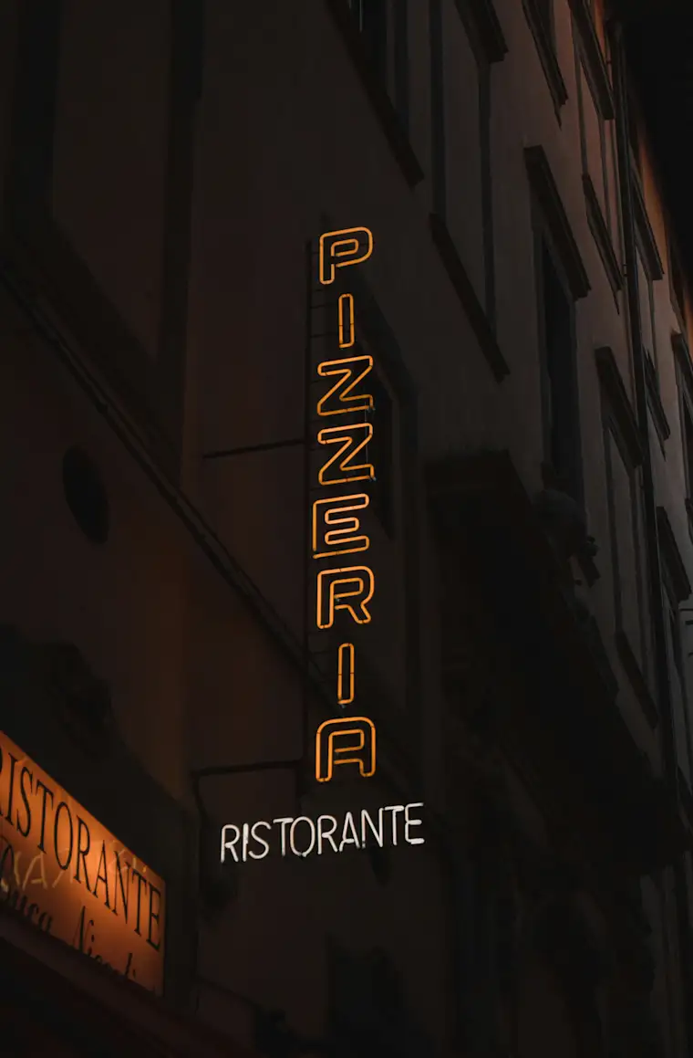 {Food and Restaurants}-{portrait}-{pizzeria}-{market}-{7}
