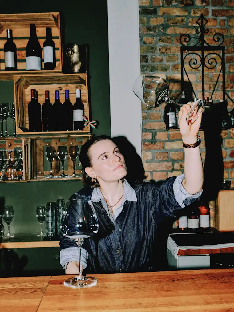 {Food and Restaurants}-{portrait}-{bar}-{fr}-{1}