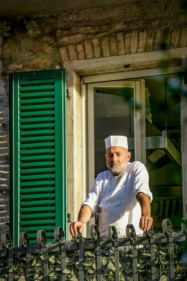 {Food and Restaurants}-{portrait}-{pizzeria}-{market}-{9}