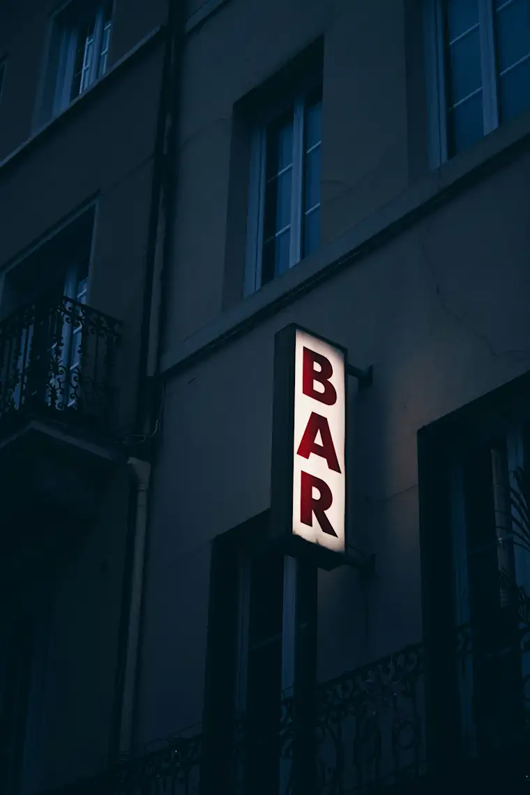 {Food and Restaurants}-{portrait}-{bar}-{fr}-{3}