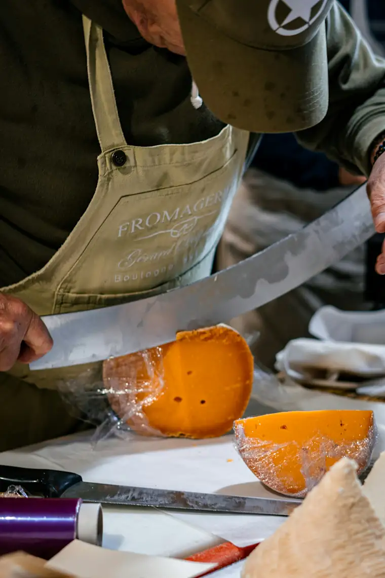 Cheese Shop - Cheese cutting