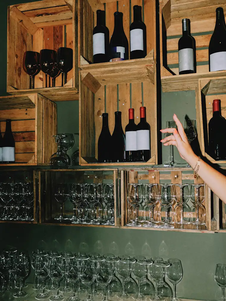 {Food and Restaurants}-{portrait}-{bar}-{fr}-{6}