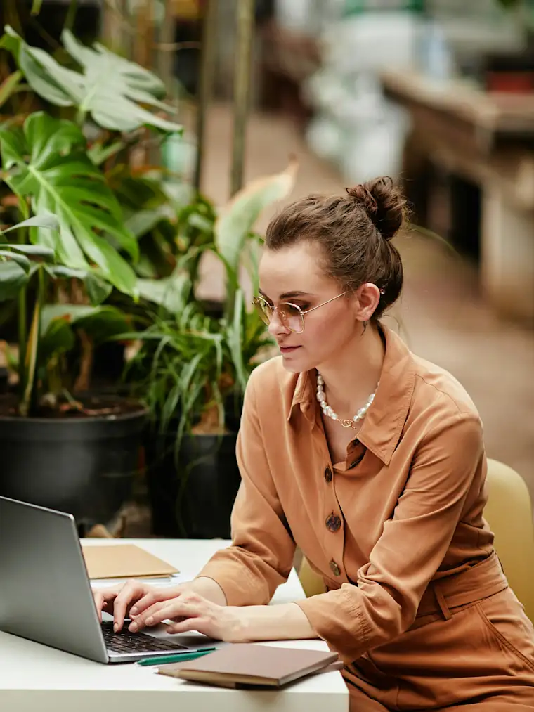 Generic-ver-all-woman-working-cafe