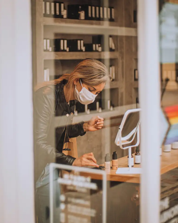 Beauty-portrait-cosmetics and soap shop-fr-customer