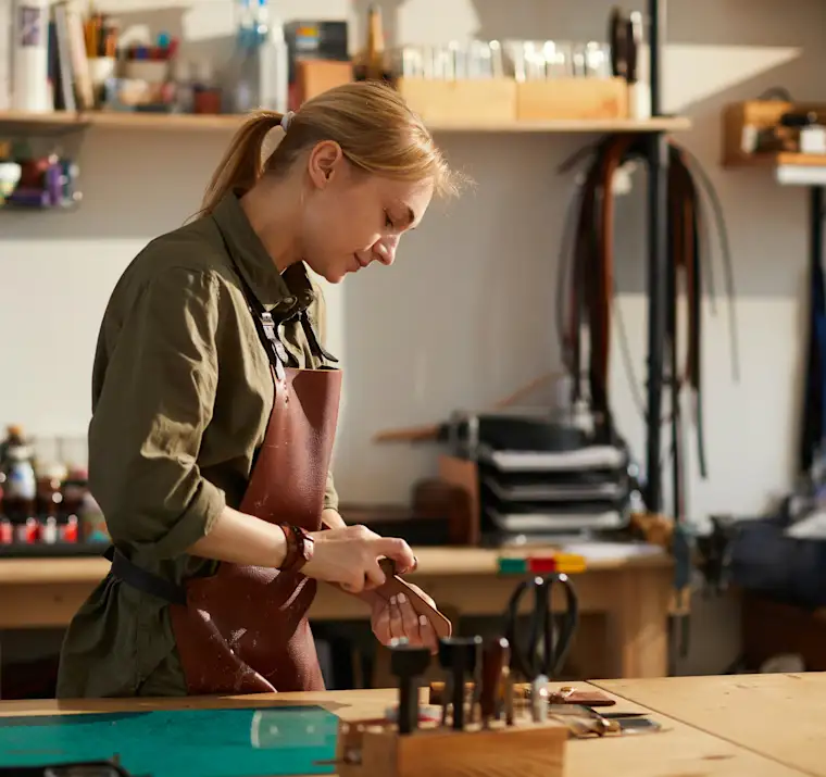 Proximity Services-portrait-shoemaker-fr-leather polishing