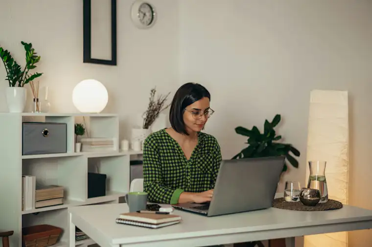 Generic-hor-all-woman-working-at-home