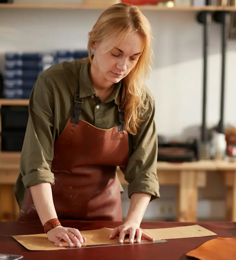 Proximity Services-portrait-shoemaker-fr-measuring