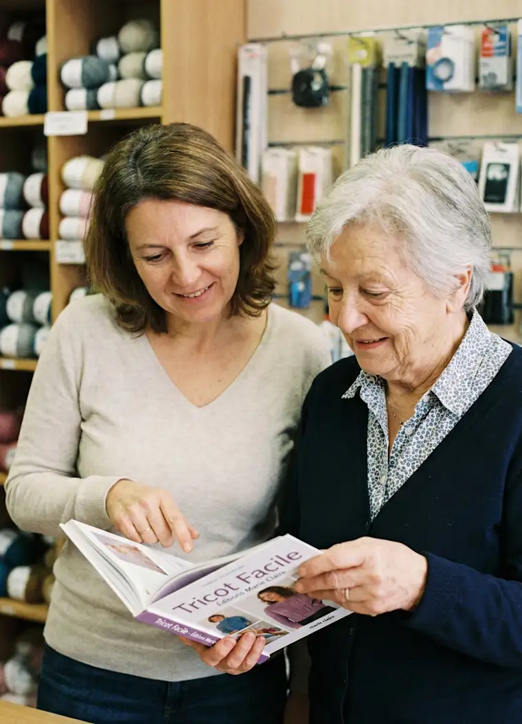 Retail-portrait - wool shop - clients with book