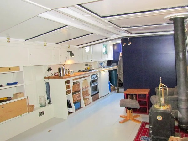 One-bed houseboat, Chertsey, £95,000 - interior